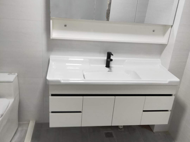 浴室柜花灑安裝：掛墻式帶花灑的浴室柜安裝方法：首先檢查墻體是否實(shí)芯（否則改用落地式），按選定的孔位，用沖擊鉆在墻面上打孔（安裝完臺(tái)面距地面83cm），將掛墻配件中的塞了裝入孔中，再用自攻螺絲將柜與封面鎖緊，也可用膨脹螺絲安裝。柜子安裝完畢后，再把臺(tái)面盆對(duì)準(zhǔn)棋局子的木笱，調(diào)節(jié)放平。 落地式帶花灑的浴室柜安裝方法：柜體橫放，將柜肢組件通過雙頭螺桿擰在固定片上，然后放平柜子擺適當(dāng)?shù)奈恢?，柜腳盡量往外側(cè)模板靠，使柜體受力均衡。并通過地腳螺絲調(diào)整到水平。擺放時(shí)看四個(gè)腳是否平穩(wěn)。如不在同一水平線上，柜體受力不均勻，線條扭曲，不但影響美觀，而且影響使用壽命。