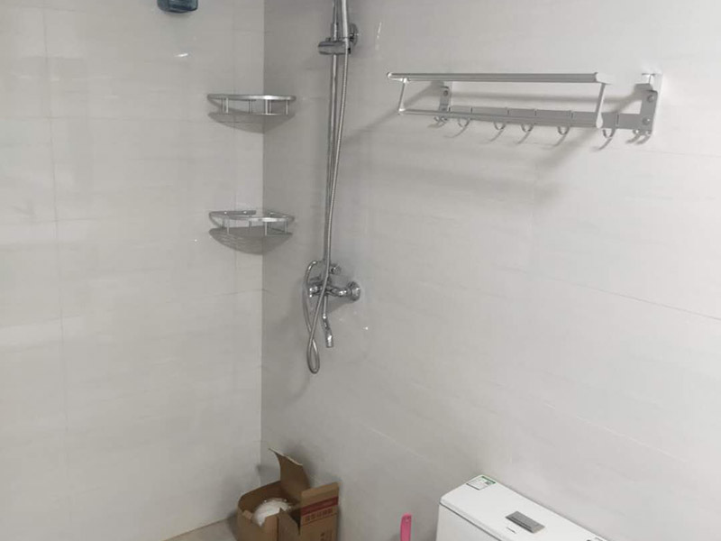 浴室柜花灑安裝：掛墻式帶花灑的浴室柜安裝方法：首先檢查墻體是否實(shí)芯（否則改用落地式），按選定的孔位，用沖擊鉆在墻面上打孔（安裝完臺(tái)面距地面83cm），將掛墻配件中的塞了裝入孔中，再用自攻螺絲將柜與封面鎖緊，也可用膨脹螺絲安裝。柜子安裝完畢后，再把臺(tái)面盆對(duì)準(zhǔn)棋局子的木笱，調(diào)節(jié)放平。 落地式帶花灑的浴室柜安裝方法：柜體橫放，將柜肢組件通過雙頭螺桿擰在固定片上，然后放平柜子擺適當(dāng)?shù)奈恢?，柜腳盡量往外側(cè)模板靠，使柜體受力均衡。并通過地腳螺絲調(diào)整到水平。擺放時(shí)看四個(gè)腳是否平穩(wěn)。如不在同一水平線上，柜體受力不均勻，線條扭曲，不但影響美觀，而且影響使用壽命。