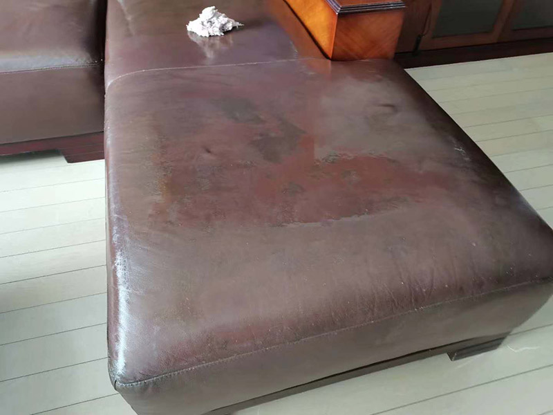 真皮沙發(fā)維修翻新：1、上漆翻新：如果皮沙發(fā)表面只是臟污、脫色、磨損老化、折痕、碎裂、裂痕，就可以采用上漆翻新的方法，上漆翻新便是將皮沙發(fā)表面磨損、破裂修補(bǔ)修復(fù)好，然后調(diào)配與沙發(fā)原來一樣顏色的皮革漆，重新為皮沙發(fā)上一次漆，讓皮沙發(fā)恢復(fù)全新的色彩。 2、貼皮翻新：對(duì)于表面破損嚴(yán)重、破裂成洞的皮沙發(fā)，就可以采用貼皮翻新方法，就是為沙發(fā)破損嚴(yán)重的部位重新貼上一層新的皮革，然后再為沙發(fā)重新上漆讓它恢復(fù)一樣相同的顏色。也可以全套沙發(fā)貼皮翻新，不需要拆開沙發(fā)就可為沙發(fā)換上一層全新的皮面。