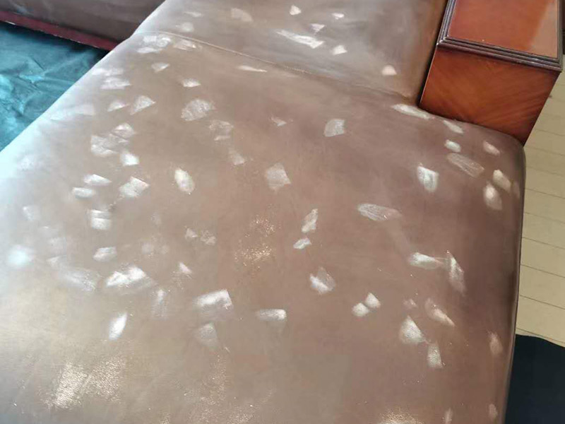 真皮沙發(fā)維修翻新：1、上漆翻新：如果皮沙發(fā)表面只是臟污、脫色、磨損老化、折痕、碎裂、裂痕，就可以采用上漆翻新的方法，上漆翻新便是將皮沙發(fā)表面磨損、破裂修補(bǔ)修復(fù)好，然后調(diào)配與沙發(fā)原來一樣顏色的皮革漆，重新為皮沙發(fā)上一次漆，讓皮沙發(fā)恢復(fù)全新的色彩。 2、貼皮翻新：對(duì)于表面破損嚴(yán)重、破裂成洞的皮沙發(fā)，就可以采用貼皮翻新方法，就是為沙發(fā)破損嚴(yán)重的部位重新貼上一層新的皮革，然后再為沙發(fā)重新上漆讓它恢復(fù)一樣相同的顏色。也可以全套沙發(fā)貼皮翻新，不需要拆開沙發(fā)就可為沙發(fā)換上一層全新的皮面。