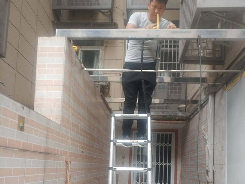 頂棚安裝維修：首先應(yīng)在墻面彈出標(biāo)高線,在墻的兩端固定壓線條,用水泥釘與墻面固定牢固。 依據(jù)設(shè)計(jì)標(biāo)高，沿墻面四周彈線，作為頂棚安裝的標(biāo)準(zhǔn)線，其水平允許偏差&plusmn;5毫米。      遇藻井吊頂時(shí),應(yīng)從下固定壓條,陰陽(yáng)角用壓條連接。注意預(yù)留出照明線的出口。吊頂面積大時(shí),應(yīng)在中間鋪設(shè)龍骨。      吊點(diǎn)間距應(yīng)當(dāng)復(fù)驗(yàn)，一般不上人吊頂為1200~1500毫米，上人吊頂為900~1200毫米。      面板安裝前應(yīng)對(duì)安裝完的龍骨和面板板材進(jìn)行檢查，符合要求后再進(jìn)行安裝。