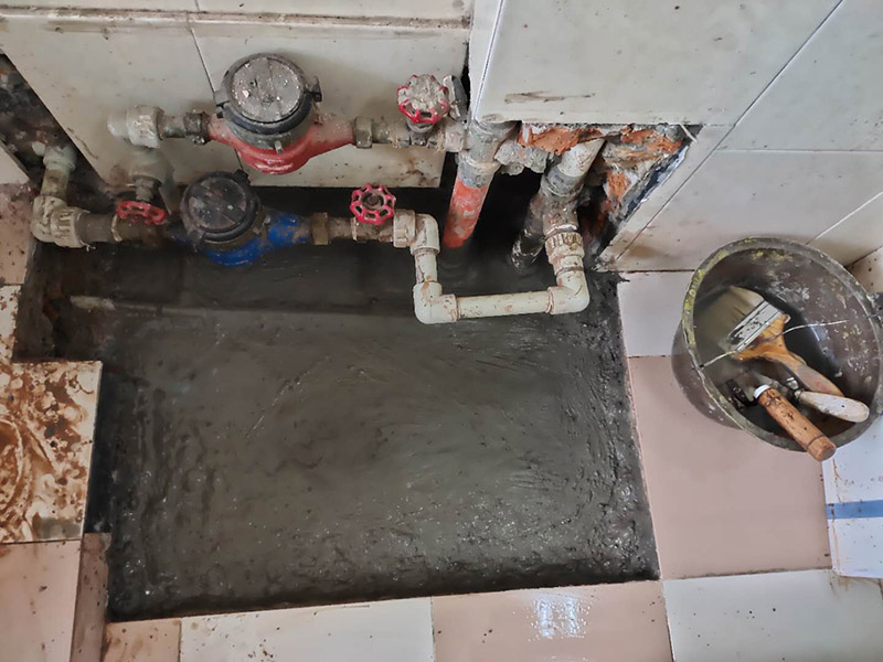 管道漏水修補:先找到有裂縫砂眼的地方，金屬管道漏水時，地面會有潮濕痕跡，就能看到漏水的位置在什么地方。找到漏水的位置，做好標記，先斷水 。斷水后，用砂紙打磨下管道外面，除去管道表面的浮砂、污物，然后對氣孔、砂眼盡可能用銼刀、手動砂輪粗化，并用清潔劑擦拭干凈、熱風機吹干，保持粘接面的干燥。均勻涂抹到裂縫砂眼表面，等待其自然固化。膠體完全固化后，若進行噴砂處理表面效果會更好。當用于密封堵漏時，盡可能將密封缺陷處除砂、除污、除銹，然后涂膠。