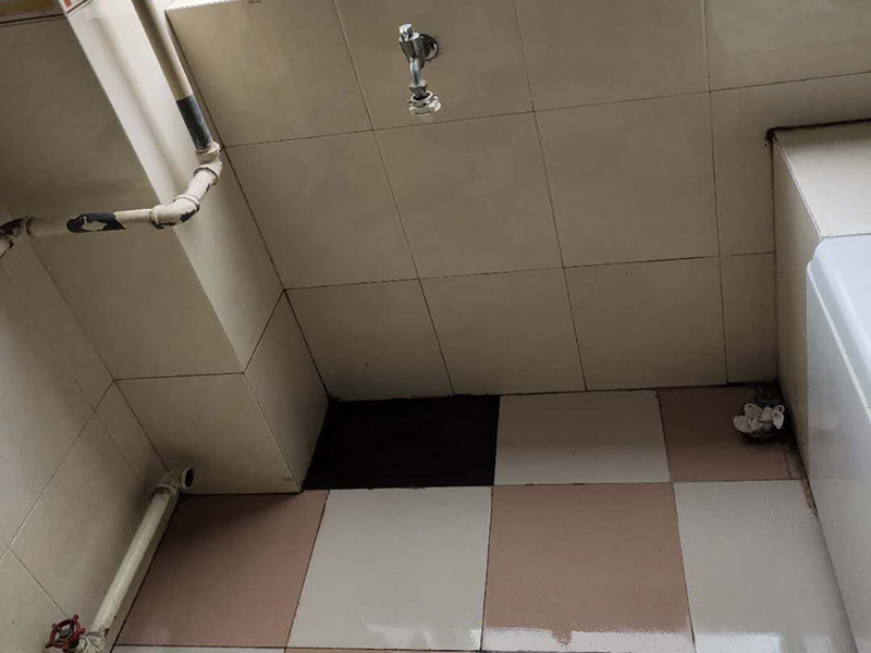 管道漏水修補:先找到有裂縫砂眼的地方，金屬管道漏水時，地面會有潮濕痕跡，就能看到漏水的位置在什么地方。找到漏水的位置，做好標記，先斷水 。斷水后，用砂紙打磨下管道外面，除去管道表面的浮砂、污物，然后對氣孔、砂眼盡可能用銼刀、手動砂輪粗化，并用清潔劑擦拭干凈、熱風機吹干，保持粘接面的干燥。均勻涂抹到裂縫砂眼表面，等待其自然固化。膠體完全固化后，若進行噴砂處理表面效果會更好。當用于密封堵漏時，盡可能將密封缺陷處除砂、除污、除銹，然后涂膠。