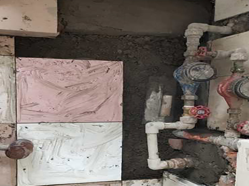 管道漏水修補:先找到有裂縫砂眼的地方，金屬管道漏水時，地面會有潮濕痕跡，就能看到漏水的位置在什么地方。找到漏水的位置，做好標記，先斷水 。斷水后，用砂紙打磨下管道外面，除去管道表面的浮砂、污物，然后對氣孔、砂眼盡可能用銼刀、手動砂輪粗化，并用清潔劑擦拭干凈、熱風機吹干，保持粘接面的干燥。均勻涂抹到裂縫砂眼表面，等待其自然固化。膠體完全固化后，若進行噴砂處理表面效果會更好。當用于密封堵漏時，盡可能將密封缺陷處除砂、除污、除銹，然后涂膠。