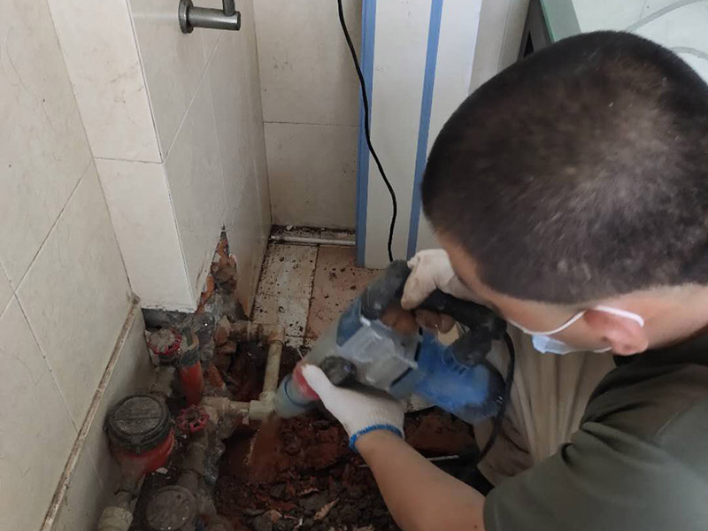 管道漏水修補:先找到有裂縫砂眼的地方，金屬管道漏水時，地面會有潮濕痕跡，就能看到漏水的位置在什么地方。找到漏水的位置，做好標記，先斷水 。斷水后，用砂紙打磨下管道外面，除去管道表面的浮砂、污物，然后對氣孔、砂眼盡可能用銼刀、手動砂輪粗化，并用清潔劑擦拭干凈、熱風機吹干，保持粘接面的干燥。均勻涂抹到裂縫砂眼表面，等待其自然固化。膠體完全固化后，若進行噴砂處理表面效果會更好。當用于密封堵漏時，盡可能將密封缺陷處除砂、除污、除銹，然后涂膠。