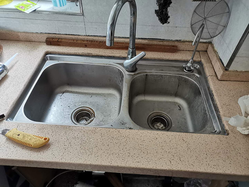 水槽拆除維修：在更換之前可以先把總的開關關閉，如果，廚房水龍頭的下方沒有總的開關，則需要到外面或者是陽臺水塔把總的開關關閉。關閉水源開關之后，請到注水管往上，找到水龍頭的水管的接口處，需要捏住水管上方的金屬接頭，用力往左右旋轉幾下，把原來舊的水龍頭拆下來。將水管拆掉之后，請用手握住這個水龍頭，再往左右旋轉，把水龍頭扭松。把水龍頭扭松之后，就可以輕易的把水龍頭下方的塑料旋鈕拆下來。然后就可以把整個水龍頭都拆下來了。把新的水龍頭直接裝上去就可以了，然后打開總的開關進行測試其使用情況。