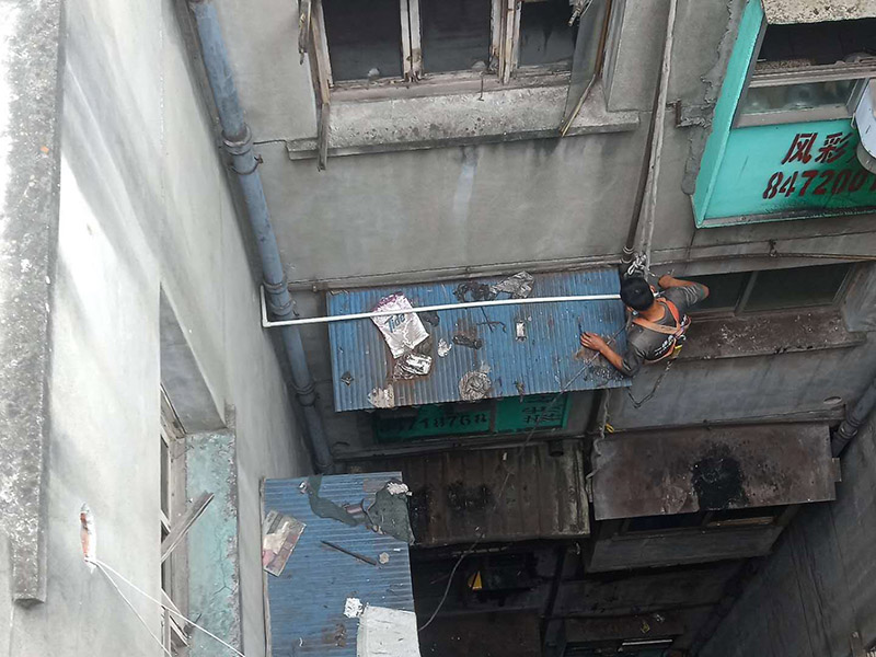 水管更換維修:首先，應(yīng)先關(guān)掉自來水閥門，再觀察漏水點(diǎn)，查看破裂處是什么狀況其次，觀察破裂處嚴(yán)重程度，如果只是有裂紋了，從裂紋往外溢水的話，就簡單了，可以去門口的五金店買來專門用于修補(bǔ)塑料管破裂的膠水，千萬要注意不要隨便使用膠水，要用專業(yè)的不會(huì)污染水質(zhì)的特殊膠水。