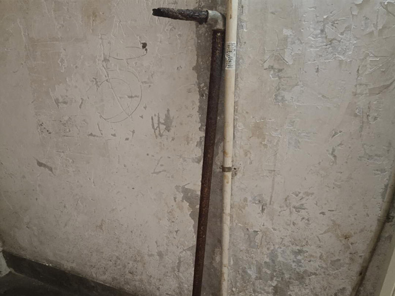 水管更換維修:首先，應(yīng)先關(guān)掉自來水閥門，再觀察漏水點(diǎn)，查看破裂處是什么狀況其次，觀察破裂處嚴(yán)重程度，如果只是有裂紋了，從裂紋往外溢水的話，就簡單了，可以去門口的五金店買來專門用于修補(bǔ)塑料管破裂的膠水，千萬要注意不要隨便使用膠水，要用專業(yè)的不會(huì)污染水質(zhì)的特殊膠水。