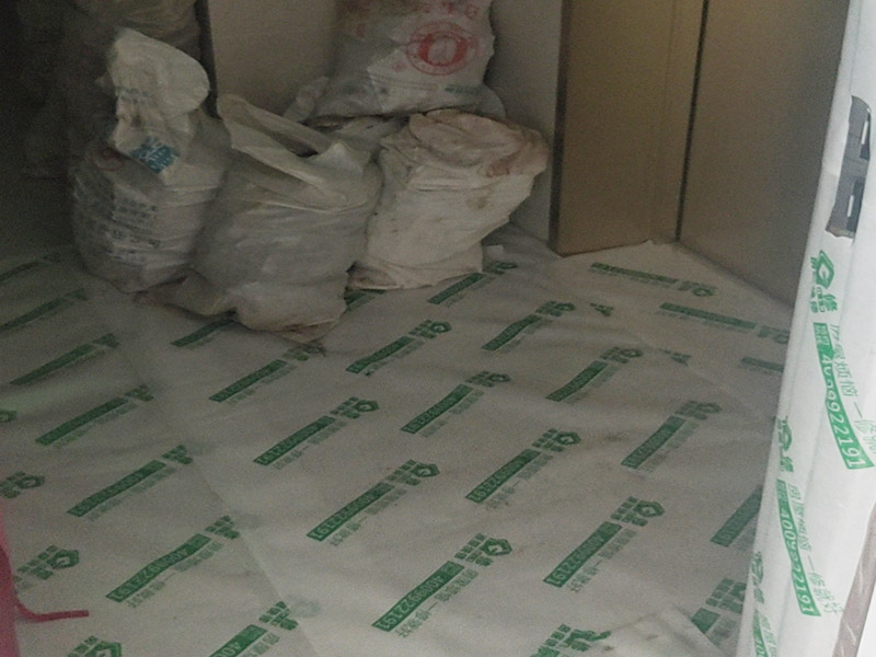 陽臺改造成品保護：各種裝修物料的進場以及各種建筑裝修垃圾的清理，都會經(jīng)過入戶門，這些物品在搬運的過程中，難免會和入戶門發(fā)生磕碰，造成入戶門的磕碰劃傷，所以，第一個需要做好成品保護的地方就是入戶門。 做法：在裝修開工前直到家具進場期間，都需要對入戶門進行保護！可以使用成品保護膜將門包裹。 在進行木門、櫥柜、家具等的相關(guān)的安裝或組裝的過程中，成品保護主要體現(xiàn)在兩個方面：一是原有的墻面、地面裝飾的保護，盡量避免因為這些安裝工程對已裝的部分造成破壞；二是安裝的物品本身的保護，注意不要在安裝過程中造成磕碰、劃傷等損傷。 好處：1.美觀；2.避免后期刮膩子滴到柜子上；3.避免后期安裝碰到，導(dǎo)致油漆脫落和刮痕；4.防塵。