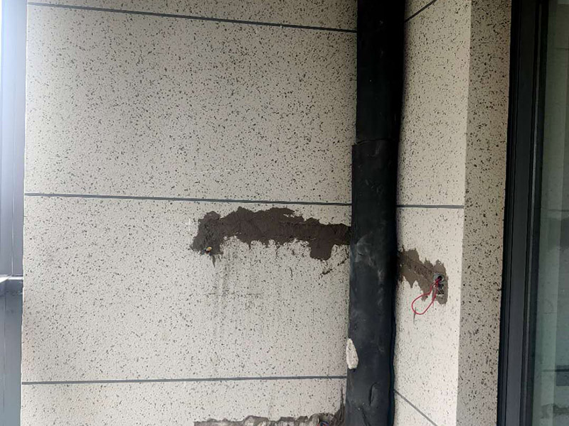 陽臺改造成品保護：各種裝修物料的進場以及各種建筑裝修垃圾的清理，都會經(jīng)過入戶門，這些物品在搬運的過程中，難免會和入戶門發(fā)生磕碰，造成入戶門的磕碰劃傷，所以，第一個需要做好成品保護的地方就是入戶門。 做法：在裝修開工前直到家具進場期間，都需要對入戶門進行保護！可以使用成品保護膜將門包裹。 在進行木門、櫥柜、家具等的相關(guān)的安裝或組裝的過程中，成品保護主要體現(xiàn)在兩個方面：一是原有的墻面、地面裝飾的保護，盡量避免因為這些安裝工程對已裝的部分造成破壞；二是安裝的物品本身的保護，注意不要在安裝過程中造成磕碰、劃傷等損傷。 好處：1.美觀；2.避免后期刮膩子滴到柜子上；3.避免后期安裝碰到，導(dǎo)致油漆脫落和刮痕；4.防塵。