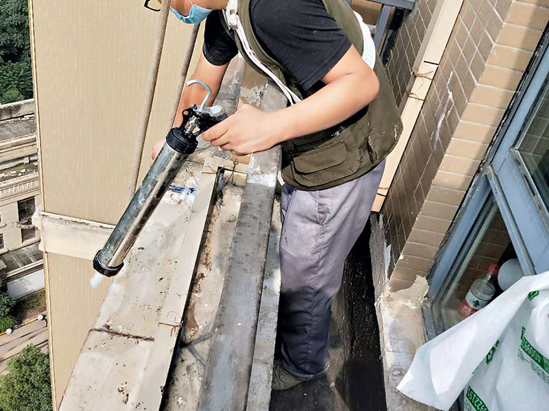 陽臺外墻瓷磚修補：檢查瓷磚有無大面積的瓷磚起殼、疏松和剝落現(xiàn)象，若有應先進行修補；然后確?；鶎颖砻鎽獰o明水、浮渣和雜物。對于瓷磚縫中的2~3毫米的細小縫隙或明顯的凹槽，可以先用瓷磚填縫劑進行填補處理。配制涂料時，可以將粉料組分的量適當提高一些，以提高與基層的粘結(jié)力和便于操作。施工用涂料應隨配隨用。嵌縫要盡量均勻，瓷磚粘結(jié)劑與基層之間不能有氣泡，以求粘結(jié)嚴實。