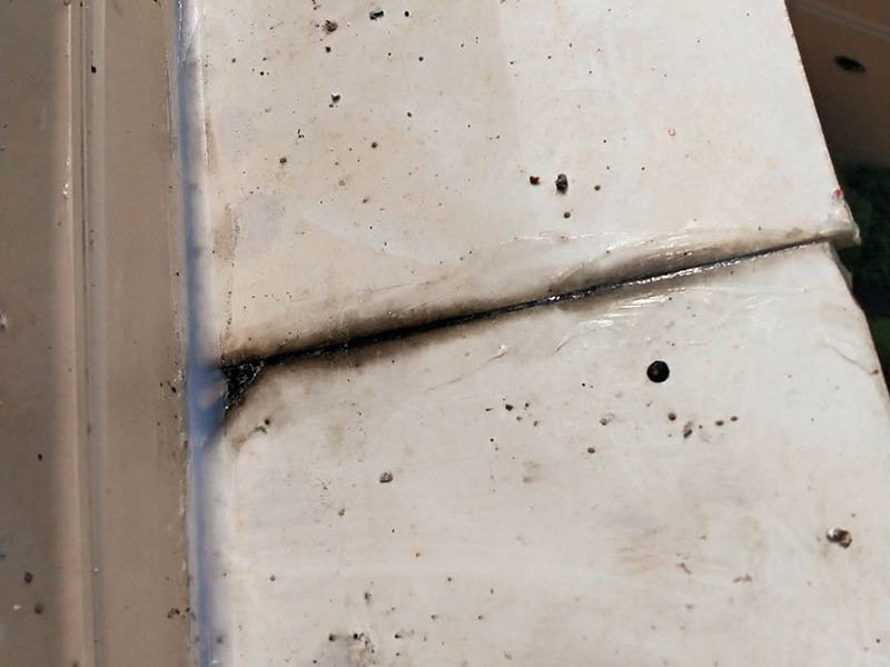 陽臺外墻瓷磚修補：檢查瓷磚有無大面積的瓷磚起殼、疏松和剝落現(xiàn)象，若有應先進行修補；然后確?；鶎颖砻鎽獰o明水、浮渣和雜物。對于瓷磚縫中的2~3毫米的細小縫隙或明顯的凹槽，可以先用瓷磚填縫劑進行填補處理。配制涂料時，可以將粉料組分的量適當提高一些，以提高與基層的粘結(jié)力和便于操作。施工用涂料應隨配隨用。嵌縫要盡量均勻，瓷磚粘結(jié)劑與基層之間不能有氣泡，以求粘結(jié)嚴實。