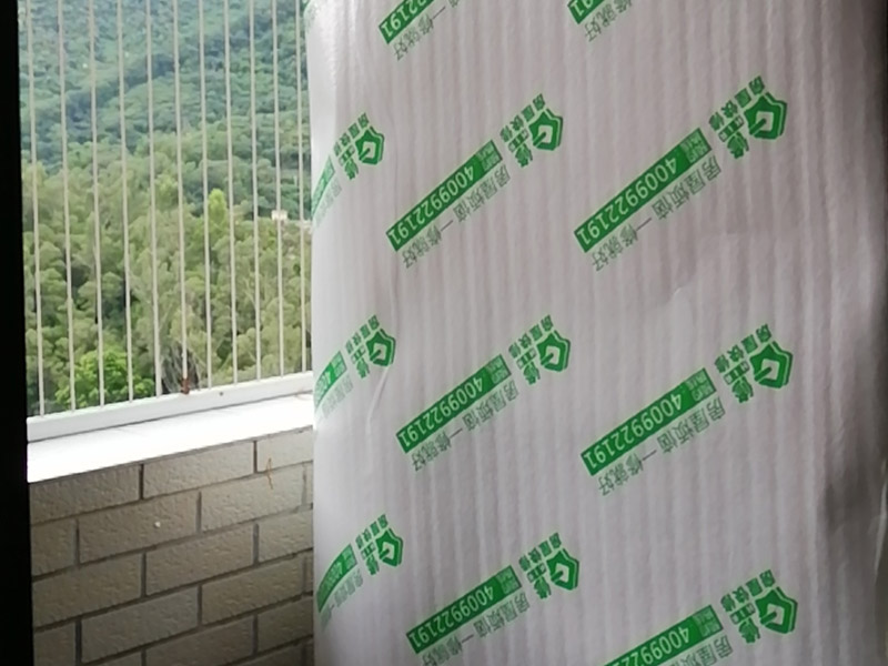 地面家具保護(hù):實(shí)木地板相比較其他地面裝飾材料更加容易受到磨損或是劃傷，而施工操作過(guò)程中通常剛回進(jìn)行物件的移動(dòng)。此外施工人員還會(huì)時(shí)長(zhǎng)爬上爬下，若有不慎，尖銳的施工工具也可能掉落地面。因此，還是要告誡施工人員小心施工，防止因?yàn)榕e止的不慎而導(dǎo)致地面裝飾材料出現(xiàn)破損。  一旦地板有凹陷或是其他劃傷等，極容易破壞美觀，并且會(huì)影響使用心情和日后的家居生活。若想維修則又需進(jìn)行大面積施工，得不償失。