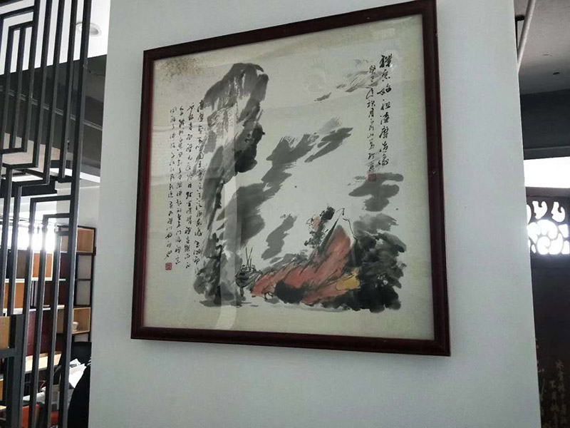 辦公室掛畫安裝：辦公室裝飾畫可以說是非常普遍的，不管是公司老板還是部門經(jīng)理，辦公室都還不會(huì)缺少一幅字畫，辦公室掛畫不僅是一種裝飾，更多情況下是為了改善風(fēng)水，尤其是生意人，更加注重辦公室的風(fēng)水，弱想使得辦公室風(fēng)水旺，掛畫是遠(yuǎn)遠(yuǎn)不夠的，重點(diǎn)要看怎么掛。 辦公室內(nèi)掛一好的字畫作品，一幅好的風(fēng)水掛畫所起的作品至關(guān)重要。好的字畫合適的擺放位置，合適的布局能為主人招財(cái)納福，能為主人增加運(yùn)勢，會(huì)加持好的磁場。