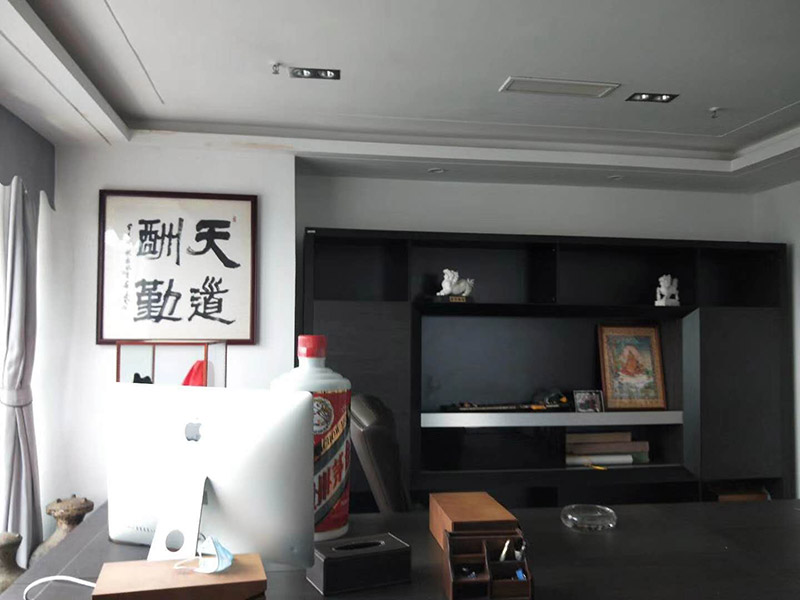 辦公室掛畫安裝：辦公室裝飾畫可以說是非常普遍的，不管是公司老板還是部門經(jīng)理，辦公室都還不會(huì)缺少一幅字畫，辦公室掛畫不僅是一種裝飾，更多情況下是為了改善風(fēng)水，尤其是生意人，更加注重辦公室的風(fēng)水，弱想使得辦公室風(fēng)水旺，掛畫是遠(yuǎn)遠(yuǎn)不夠的，重點(diǎn)要看怎么掛。 辦公室內(nèi)掛一好的字畫作品，一幅好的風(fēng)水掛畫所起的作品至關(guān)重要。好的字畫合適的擺放位置，合適的布局能為主人招財(cái)納福，能為主人增加運(yùn)勢，會(huì)加持好的磁場。