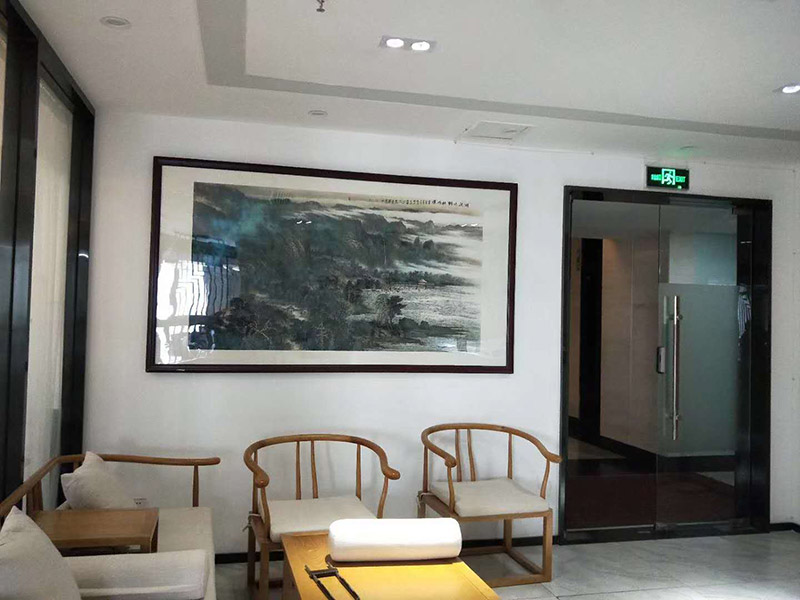 辦公室掛畫安裝：辦公室裝飾畫可以說是非常普遍的，不管是公司老板還是部門經(jīng)理，辦公室都還不會(huì)缺少一幅字畫，辦公室掛畫不僅是一種裝飾，更多情況下是為了改善風(fēng)水，尤其是生意人，更加注重辦公室的風(fēng)水，弱想使得辦公室風(fēng)水旺，掛畫是遠(yuǎn)遠(yuǎn)不夠的，重點(diǎn)要看怎么掛。 辦公室內(nèi)掛一好的字畫作品，一幅好的風(fēng)水掛畫所起的作品至關(guān)重要。好的字畫合適的擺放位置，合適的布局能為主人招財(cái)納福，能為主人增加運(yùn)勢，會(huì)加持好的磁場。