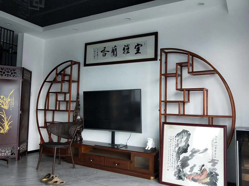 辦公室掛畫安裝：辦公室裝飾畫可以說是非常普遍的，不管是公司老板還是部門經(jīng)理，辦公室都還不會(huì)缺少一幅字畫，辦公室掛畫不僅是一種裝飾，更多情況下是為了改善風(fēng)水，尤其是生意人，更加注重辦公室的風(fēng)水，弱想使得辦公室風(fēng)水旺，掛畫是遠(yuǎn)遠(yuǎn)不夠的，重點(diǎn)要看怎么掛。 辦公室內(nèi)掛一好的字畫作品，一幅好的風(fēng)水掛畫所起的作品至關(guān)重要。好的字畫合適的擺放位置，合適的布局能為主人招財(cái)納福，能為主人增加運(yùn)勢，會(huì)加持好的磁場。