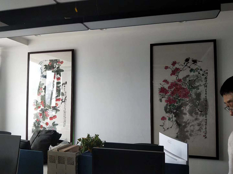 辦公室掛畫安裝：辦公室裝飾畫可以說是非常普遍的，不管是公司老板還是部門經(jīng)理，辦公室都還不會(huì)缺少一幅字畫，辦公室掛畫不僅是一種裝飾，更多情況下是為了改善風(fēng)水，尤其是生意人，更加注重辦公室的風(fēng)水，弱想使得辦公室風(fēng)水旺，掛畫是遠(yuǎn)遠(yuǎn)不夠的，重點(diǎn)要看怎么掛。 辦公室內(nèi)掛一好的字畫作品，一幅好的風(fēng)水掛畫所起的作品至關(guān)重要。好的字畫合適的擺放位置，合適的布局能為主人招財(cái)納福，能為主人增加運(yùn)勢，會(huì)加持好的磁場。