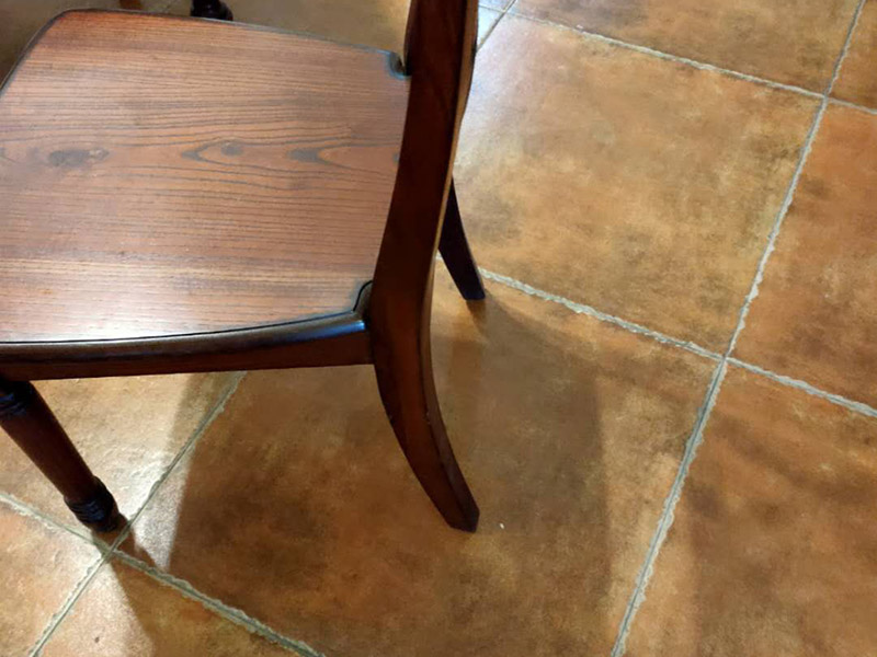 家具補(bǔ)漆服務(wù):1.家具維修 填補(bǔ)平整光滑,不能使其變形 2.維修處調(diào)色上色上光 根據(jù)觀察家具,必須辨別漆色、混合色、二層色、三層色,再相應(yīng)處理。 3.光澤處理 必須根據(jù)家具的亮亞光,打磨,拋光,上亮光水等,使用輔料可以是蠟,研磨劑。 4.填補(bǔ)操作: 先將502膠水澆在需要填補(bǔ)處。用碎木屑填上需要補(bǔ)處,澆上502膠水。