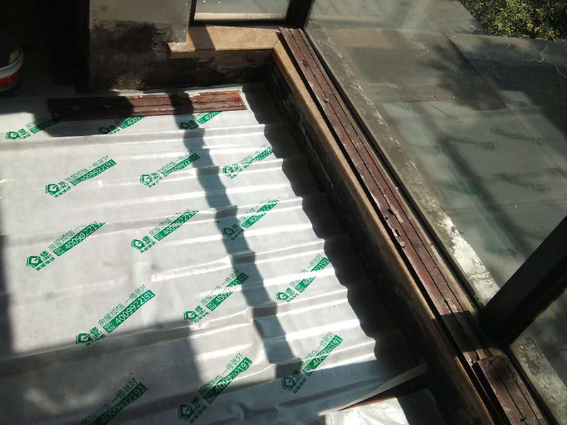 墻面發(fā)霉維修：衛(wèi)生間防水破壞，導(dǎo)致臥室墻面大面積發(fā)霉；在進(jìn)行維修時(shí)應(yīng)當(dāng)對(duì)發(fā)霉墻面以及乳膠漆基層進(jìn)行徹底的鏟除；對(duì)損壞位置的防水層進(jìn)行維修，必要時(shí)要對(duì)衛(wèi)生間進(jìn)行徹底的拆除維修；防水維修后測(cè)試防水性；開始重做乳膠漆基層，這里建議涂刷界面劑；涂刷新的乳膠漆完成本次維修。 環(huán)境潮濕，當(dāng)夏季梅雨季節(jié)到來(lái)時(shí)，應(yīng)做好通風(fēng)除濕工作；墻面受潮短時(shí)間內(nèi)如快速的處理讓其干透，是不會(huì)傷及根本引起發(fā)霉的，而且現(xiàn)在大多的乳膠漆有一定的防水性。除濕我們可以采用除濕機(jī)、除濕劑等方法。