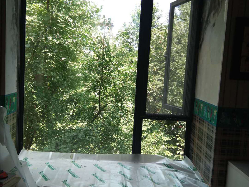 墻面發(fā)霉維修：衛(wèi)生間防水破壞，導(dǎo)致臥室墻面大面積發(fā)霉；在進(jìn)行維修時(shí)應(yīng)當(dāng)對(duì)發(fā)霉墻面以及乳膠漆基層進(jìn)行徹底的鏟除；對(duì)損壞位置的防水層進(jìn)行維修，必要時(shí)要對(duì)衛(wèi)生間進(jìn)行徹底的拆除維修；防水維修后測(cè)試防水性；開始重做乳膠漆基層，這里建議涂刷界面劑；涂刷新的乳膠漆完成本次維修。 環(huán)境潮濕，當(dāng)夏季梅雨季節(jié)到來(lái)時(shí)，應(yīng)做好通風(fēng)除濕工作；墻面受潮短時(shí)間內(nèi)如快速的處理讓其干透，是不會(huì)傷及根本引起發(fā)霉的，而且現(xiàn)在大多的乳膠漆有一定的防水性。除濕我們可以采用除濕機(jī)、除濕劑等方法。