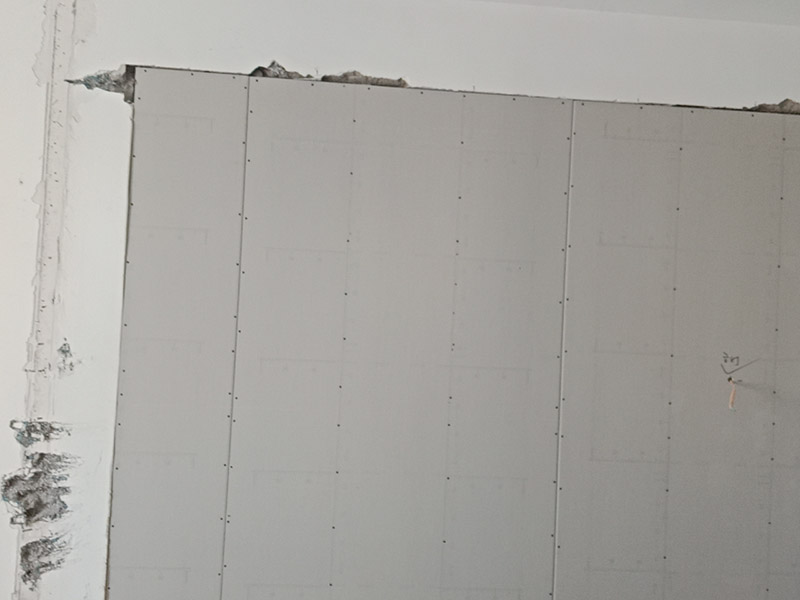 老房子改造裝修:舊墻面在翻新前一定要做墻面基底處理，粉化嚴(yán)重的要全部鏟除，鏟除后抹上一層白水泥，原來墻面過于光滑、刷過油漆的鏟除后還要做打磨處理，把粘結(jié)不牢的表皮去掉，便于新涂料和墻體粘結(jié)。 墻面底漆的作用是抗堿防潮、封固基材、保護(hù)面漆，提高面漆的質(zhì)感和遮蓋力，對于老房翻新，墻面一定要做底漆，如果沒有刷底漆就直接上面漆的話，時間一長墻面容易起泡、發(fā)霉，太陽照曬時間長了也容易變色。 已經(jīng)上好面漆的墻面要修補(bǔ)會比較麻煩，容易產(chǎn)生色差，材料的使用時間不同，質(zhì)量也難以保證，很難達(dá)到理想效果。 所以墻面的修補(bǔ)最好是整塊墻面，或是盡可能地選擇較大面積進(jìn)行修補(bǔ)，這樣可以盡量避免產(chǎn)生色差，修補(bǔ)后的質(zhì)量也更好。