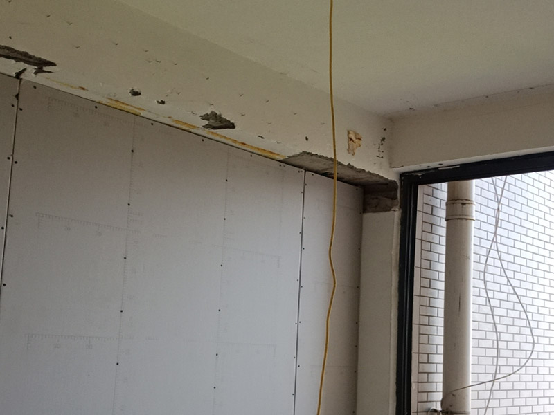 老房子改造裝修:舊墻面在翻新前一定要做墻面基底處理，粉化嚴(yán)重的要全部鏟除，鏟除后抹上一層白水泥，原來墻面過于光滑、刷過油漆的鏟除后還要做打磨處理，把粘結(jié)不牢的表皮去掉，便于新涂料和墻體粘結(jié)。 墻面底漆的作用是抗堿防潮、封固基材、保護(hù)面漆，提高面漆的質(zhì)感和遮蓋力，對于老房翻新，墻面一定要做底漆，如果沒有刷底漆就直接上面漆的話，時間一長墻面容易起泡、發(fā)霉，太陽照曬時間長了也容易變色。 已經(jīng)上好面漆的墻面要修補(bǔ)會比較麻煩，容易產(chǎn)生色差，材料的使用時間不同，質(zhì)量也難以保證，很難達(dá)到理想效果。 所以墻面的修補(bǔ)最好是整塊墻面，或是盡可能地選擇較大面積進(jìn)行修補(bǔ)，這樣可以盡量避免產(chǎn)生色差，修補(bǔ)后的質(zhì)量也更好。