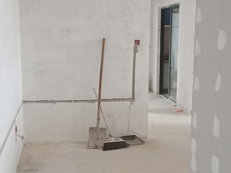 老房子改造裝修:舊墻面在翻新前一定要做墻面基底處理，粉化嚴(yán)重的要全部鏟除，鏟除后抹上一層白水泥，原來墻面過于光滑、刷過油漆的鏟除后還要做打磨處理，把粘結(jié)不牢的表皮去掉，便于新涂料和墻體粘結(jié)。 墻面底漆的作用是抗堿防潮、封固基材、保護(hù)面漆，提高面漆的質(zhì)感和遮蓋力，對于老房翻新，墻面一定要做底漆，如果沒有刷底漆就直接上面漆的話，時間一長墻面容易起泡、發(fā)霉，太陽照曬時間長了也容易變色。 已經(jīng)上好面漆的墻面要修補(bǔ)會比較麻煩，容易產(chǎn)生色差，材料的使用時間不同，質(zhì)量也難以保證，很難達(dá)到理想效果。 所以墻面的修補(bǔ)最好是整塊墻面，或是盡可能地選擇較大面積進(jìn)行修補(bǔ)，這樣可以盡量避免產(chǎn)生色差，修補(bǔ)后的質(zhì)量也更好。