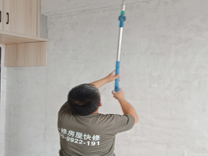 老房子改造裝修:舊墻面在翻新前一定要做墻面基底處理，粉化嚴(yán)重的要全部鏟除，鏟除后抹上一層白水泥，原來墻面過于光滑、刷過油漆的鏟除后還要做打磨處理，把粘結(jié)不牢的表皮去掉，便于新涂料和墻體粘結(jié)。 墻面底漆的作用是抗堿防潮、封固基材、保護(hù)面漆，提高面漆的質(zhì)感和遮蓋力，對于老房翻新，墻面一定要做底漆，如果沒有刷底漆就直接上面漆的話，時間一長墻面容易起泡、發(fā)霉，太陽照曬時間長了也容易變色。 已經(jīng)上好面漆的墻面要修補(bǔ)會比較麻煩，容易產(chǎn)生色差，材料的使用時間不同，質(zhì)量也難以保證，很難達(dá)到理想效果。 所以墻面的修補(bǔ)最好是整塊墻面，或是盡可能地選擇較大面積進(jìn)行修補(bǔ)，這樣可以盡量避免產(chǎn)生色差，修補(bǔ)后的質(zhì)量也更好。