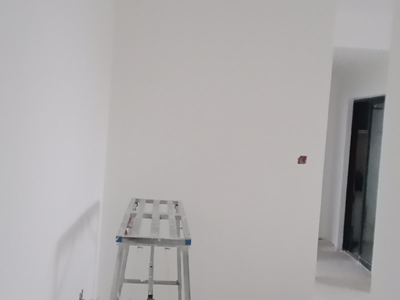 老房子改造裝修:舊墻面在翻新前一定要做墻面基底處理，粉化嚴(yán)重的要全部鏟除，鏟除后抹上一層白水泥，原來墻面過于光滑、刷過油漆的鏟除后還要做打磨處理，把粘結(jié)不牢的表皮去掉，便于新涂料和墻體粘結(jié)。 墻面底漆的作用是抗堿防潮、封固基材、保護(hù)面漆，提高面漆的質(zhì)感和遮蓋力，對于老房翻新，墻面一定要做底漆，如果沒有刷底漆就直接上面漆的話，時間一長墻面容易起泡、發(fā)霉，太陽照曬時間長了也容易變色。 已經(jīng)上好面漆的墻面要修補(bǔ)會比較麻煩，容易產(chǎn)生色差，材料的使用時間不同，質(zhì)量也難以保證，很難達(dá)到理想效果。 所以墻面的修補(bǔ)最好是整塊墻面，或是盡可能地選擇較大面積進(jìn)行修補(bǔ)，這樣可以盡量避免產(chǎn)生色差，修補(bǔ)后的質(zhì)量也更好。