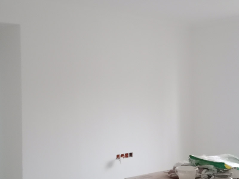 老房子改造裝修:舊墻面在翻新前一定要做墻面基底處理，粉化嚴(yán)重的要全部鏟除，鏟除后抹上一層白水泥，原來墻面過于光滑、刷過油漆的鏟除后還要做打磨處理，把粘結(jié)不牢的表皮去掉，便于新涂料和墻體粘結(jié)。 墻面底漆的作用是抗堿防潮、封固基材、保護(hù)面漆，提高面漆的質(zhì)感和遮蓋力，對于老房翻新，墻面一定要做底漆，如果沒有刷底漆就直接上面漆的話，時間一長墻面容易起泡、發(fā)霉，太陽照曬時間長了也容易變色。 已經(jīng)上好面漆的墻面要修補(bǔ)會比較麻煩，容易產(chǎn)生色差，材料的使用時間不同，質(zhì)量也難以保證，很難達(dá)到理想效果。 所以墻面的修補(bǔ)最好是整塊墻面，或是盡可能地選擇較大面積進(jìn)行修補(bǔ)，這樣可以盡量避免產(chǎn)生色差，修補(bǔ)后的質(zhì)量也更好。