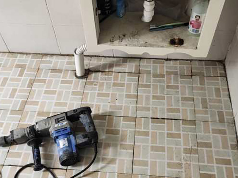 衛(wèi)生間拆除翻新：在敲磚正式開始之前需要做一些準(zhǔn)備工作，包括施工用電設(shè)置和施工工具的準(zhǔn)備。事前準(zhǔn)備做好了，后面的工序才能有條不紊地進(jìn)行。沖擊電鉆是墻面敲磚的重要工具，與傳統(tǒng)的用手錘和鋼鏨敲擊方式不同，用沖擊電鉆施工方便快捷。沖擊電鉆的鉆頭還可以根據(jù)施工需要自由更換。在敲磚施工過程中，梯子作為輔助的工具，除了有幫助敲墻面上方的瓷磚的作用，還有用來架起臨時(shí)插座的作用，以免用電插座和電線被掉下來的瓷磚遮掩或壓壞，造成施工意外。 衛(wèi)生間拆改時(shí)，會(huì)將原有地磚鑿去，一定要用水泥砂漿將地面找平，然后再做防水處理。這樣可以避免防水涂料因薄厚不均而造成滲漏。衛(wèi)生間墻地面之間的接縫以及上下水管道與地面的接縫處，是最容易出問題的地方，因此在衛(wèi)生間番細(xì)膩時(shí)要注意接縫處要刷到位，這樣的細(xì)節(jié)不容小覷。