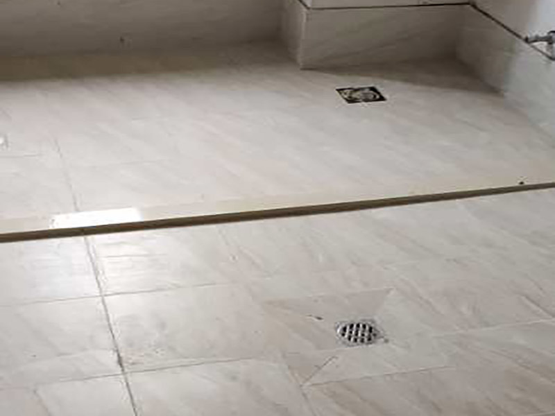 衛(wèi)生間拆除翻新：在敲磚正式開始之前需要做一些準(zhǔn)備工作，包括施工用電設(shè)置和施工工具的準(zhǔn)備。事前準(zhǔn)備做好了，后面的工序才能有條不紊地進(jìn)行。沖擊電鉆是墻面敲磚的重要工具，與傳統(tǒng)的用手錘和鋼鏨敲擊方式不同，用沖擊電鉆施工方便快捷。沖擊電鉆的鉆頭還可以根據(jù)施工需要自由更換。在敲磚施工過程中，梯子作為輔助的工具，除了有幫助敲墻面上方的瓷磚的作用，還有用來架起臨時(shí)插座的作用，以免用電插座和電線被掉下來的瓷磚遮掩或壓壞，造成施工意外。 衛(wèi)生間拆改時(shí)，會(huì)將原有地磚鑿去，一定要用水泥砂漿將地面找平，然后再做防水處理。這樣可以避免防水涂料因薄厚不均而造成滲漏。衛(wèi)生間墻地面之間的接縫以及上下水管道與地面的接縫處，是最容易出問題的地方，因此在衛(wèi)生間番細(xì)膩時(shí)要注意接縫處要刷到位，這樣的細(xì)節(jié)不容小覷。