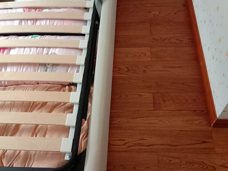 臥室地板鋪貼翻新： 1.舊地板翻新前應確保屋內(nèi)的潔凈，搬出屋內(nèi)所有du物品; 2.將地板原有表面打磨掉1-2毫米; 3.然后進行刮膩子、上色、上漆、上蠟拋光。舊地板翻新小貼士： 1.需要注意的是，并不是一切地板都可以進行翻新，只有地板表層的厚度達到4毫米或以上的實木地板、實木復合地板和竹地板方可進行翻新。因開始的打磨將會磨掉1-2毫米，太薄的地板易打磨出中間層，影響地板壽命，故在翻新前到銷售商處了解自家地板表層厚度。 2.實木復合拼花木塊上的顏色若不是浸透的顏色而是表層著色，又或者是顯色的木皮層比較薄，經(jīng)打磨后將會破壞其拼花效果，建議不要翻新...