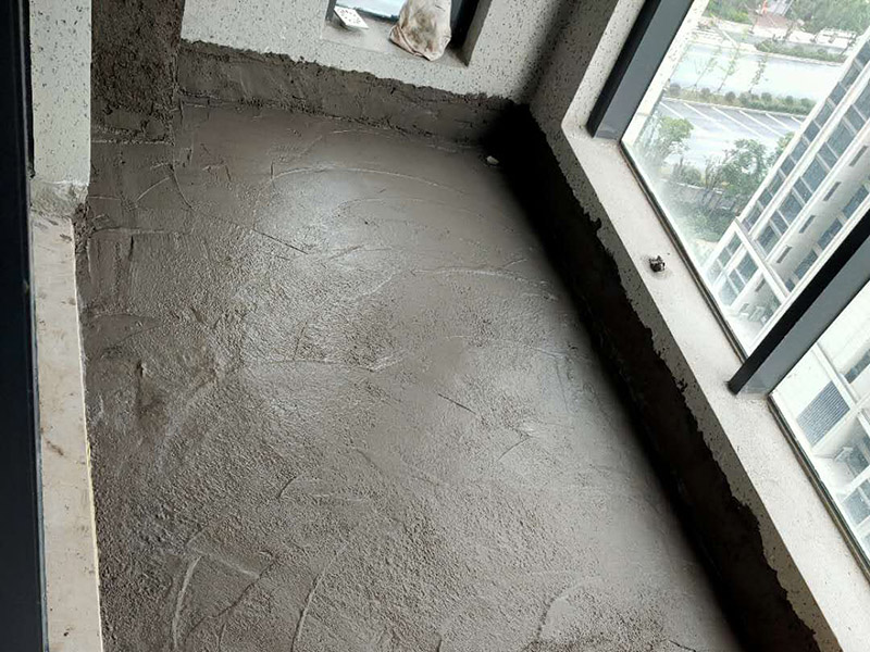 陽臺做防水：陽臺防水涂料的涂刷高度至少需要在30cm以上，如果是放置洗衣機的區(qū)域，需要將防水涂料涂抹得更高些。如果你家的陽臺屬于外露陽臺，為了加強防水效果，最好做得高些，同時防水涂料的厚度需要在1.5mm以上。在暴雨天氣下，如果雨量大于地漏的排水能力時，就會在陽臺地面出現(xiàn)大量積水，容易導致積水進入室內，因此我們在選購陽臺地漏的時，最好選擇排水量大且順暢的地漏。 陽臺的防水層都在外層，需要受到陽光暴曬、雨水侵蝕、嚴寒酷暑等自然天氣的考驗，如果沒有出色的性能和良好的保護措施，他的使用年限會大大縮短。因此，我們在選購防水材料時，需要選擇強度高、耐老化的防水涂料。