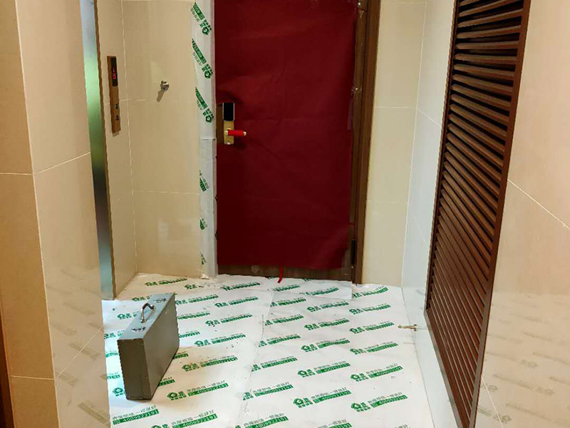 陽臺家具地面保護(hù):門扇安裝完畢后，采用普通塑料保護(hù)膜，同時用紙板包裹； 門扇、鎖具安裝完畢后，將門扇鎖緊； 門框下段部分必須用9厘夾板做&ldquo;U&rdquo;型護(hù)角保護(hù)處理，高度不小于1.5m，護(hù)板內(nèi)應(yīng)加襯泡沫等軟質(zhì)保護(hù)，防止擦傷。 安裝完畢后，用塑料布或戶內(nèi)門包裝內(nèi)的PE片材、瓦楞紙板等現(xiàn)有材料對門扇、門套進(jìn)行包裹、遮蓋保護(hù)；嚴(yán)禁撞擊門框扇及貼臉；門扇安裝后及時安裝門吸、門鎖； 安裝好的門扇不能長期處于開啟狀態(tài)，嚴(yán)禁在門扇懸掛重物；嚴(yán)禁硬物碰撞、避免將水弄到門上面； 門框下段部分必須用9厘夾板做&ldquo;U&rdquo;型護(hù)角保護(hù)處理，高度不小于1.5m，護(hù)板內(nèi)應(yīng)加襯泡沫等軟質(zhì)保護(hù)，防止擦傷； 室內(nèi)衛(wèi)生清理干凈后才能將保護(hù)膜撕開； 保潔時嚴(yán)禁用酒精之類油漆稀釋劑、脫漆松香水、二甲苯、清潔劑等溶液擦拭油漆表面，嚴(yán)禁使用鋼絲球和尖的物品以防劃傷油漆表面。