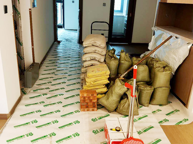 陽臺家具地面保護(hù):門扇安裝完畢后，采用普通塑料保護(hù)膜，同時用紙板包裹； 門扇、鎖具安裝完畢后，將門扇鎖緊； 門框下段部分必須用9厘夾板做&ldquo;U&rdquo;型護(hù)角保護(hù)處理，高度不小于1.5m，護(hù)板內(nèi)應(yīng)加襯泡沫等軟質(zhì)保護(hù)，防止擦傷。 安裝完畢后，用塑料布或戶內(nèi)門包裝內(nèi)的PE片材、瓦楞紙板等現(xiàn)有材料對門扇、門套進(jìn)行包裹、遮蓋保護(hù)；嚴(yán)禁撞擊門框扇及貼臉；門扇安裝后及時安裝門吸、門鎖； 安裝好的門扇不能長期處于開啟狀態(tài)，嚴(yán)禁在門扇懸掛重物；嚴(yán)禁硬物碰撞、避免將水弄到門上面； 門框下段部分必須用9厘夾板做&ldquo;U&rdquo;型護(hù)角保護(hù)處理，高度不小于1.5m，護(hù)板內(nèi)應(yīng)加襯泡沫等軟質(zhì)保護(hù)，防止擦傷； 室內(nèi)衛(wèi)生清理干凈后才能將保護(hù)膜撕開； 保潔時嚴(yán)禁用酒精之類油漆稀釋劑、脫漆松香水、二甲苯、清潔劑等溶液擦拭油漆表面，嚴(yán)禁使用鋼絲球和尖的物品以防劃傷油漆表面。