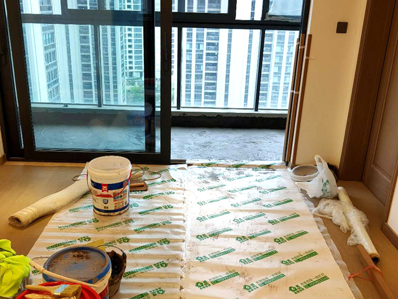 陽臺家具地面保護(hù):門扇安裝完畢后，采用普通塑料保護(hù)膜，同時用紙板包裹； 門扇、鎖具安裝完畢后，將門扇鎖緊； 門框下段部分必須用9厘夾板做&ldquo;U&rdquo;型護(hù)角保護(hù)處理，高度不小于1.5m，護(hù)板內(nèi)應(yīng)加襯泡沫等軟質(zhì)保護(hù)，防止擦傷。 安裝完畢后，用塑料布或戶內(nèi)門包裝內(nèi)的PE片材、瓦楞紙板等現(xiàn)有材料對門扇、門套進(jìn)行包裹、遮蓋保護(hù)；嚴(yán)禁撞擊門框扇及貼臉；門扇安裝后及時安裝門吸、門鎖； 安裝好的門扇不能長期處于開啟狀態(tài)，嚴(yán)禁在門扇懸掛重物；嚴(yán)禁硬物碰撞、避免將水弄到門上面； 門框下段部分必須用9厘夾板做&ldquo;U&rdquo;型護(hù)角保護(hù)處理，高度不小于1.5m，護(hù)板內(nèi)應(yīng)加襯泡沫等軟質(zhì)保護(hù)，防止擦傷； 室內(nèi)衛(wèi)生清理干凈后才能將保護(hù)膜撕開； 保潔時嚴(yán)禁用酒精之類油漆稀釋劑、脫漆松香水、二甲苯、清潔劑等溶液擦拭油漆表面，嚴(yán)禁使用鋼絲球和尖的物品以防劃傷油漆表面。