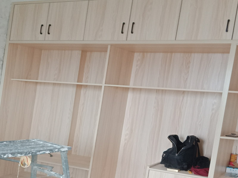 定制衣柜安裝：1、在安裝的過程中要做好監(jiān)督工作，注意對(duì)家中其他位置的保護(hù)，尤其是地板、門套、門、墻紙、燈具等，避免受到剮蹭等問題，同時(shí)也要防止衣柜本身受到損壞。 2、拉手和把手等五金件的安裝要注意以最適合家人的高度和位置，不要光圖美觀好看。比如吊柜或者增高柜的把手一定要安裝在門的下面，地柜、寫字臺(tái)的小柜，一定要放在上面。 3、注意保持衛(wèi)生，如果您是更換家里的舊家具，這一點(diǎn)就尤為重要。定制家具不同于成品家具，很多東西是在家中安裝完成的，必然要有一些打孔、切割等工作，所以會(huì)產(chǎn)生一些鋸末和灰塵。