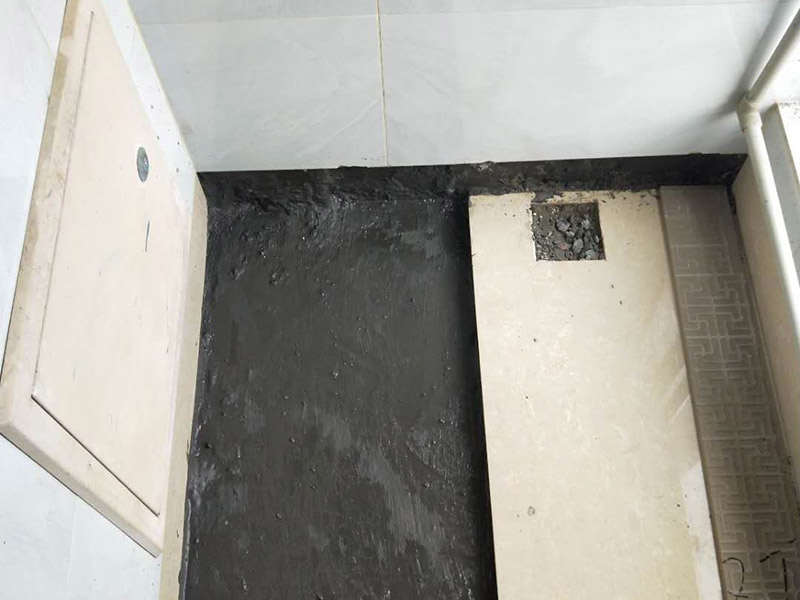 暗管維修瓷磚修復(fù)：暗水管漏水要找到漏水點(diǎn)并不是一件容易的事。由于是墻體里水管漏水，有時(shí)候墻面基層或者貼有瓷磚的墻面防水性較好，暗水管漏水可能會(huì)隨著管壁洇到其他地方，所以有時(shí)候我們看到的墻面被浸濕的地方，并不一定百分之百就是暗水管漏水的地方。 找到墻體里水管漏水的漏水點(diǎn)之后，就需要對(duì)漏水的管道進(jìn)行更換維修。首先需要將暗水管漏水點(diǎn)的墻面開鑿，開鑿時(shí)注意對(duì)家具地板進(jìn)行成品保護(hù)。開鑿之后找到管道漏水的地方，將管道上開鑿的粉塵清理干凈。 將損壞管道割斷，注意然后用接口套住，將備換的新管對(duì)準(zhǔn)接口口子，注意要對(duì)直。然后用熱熔器對(duì)新管道進(jìn)行熱熔連接。連接好之后注意使用防水膠對(duì)管道及管槽進(jìn)行防水處理。