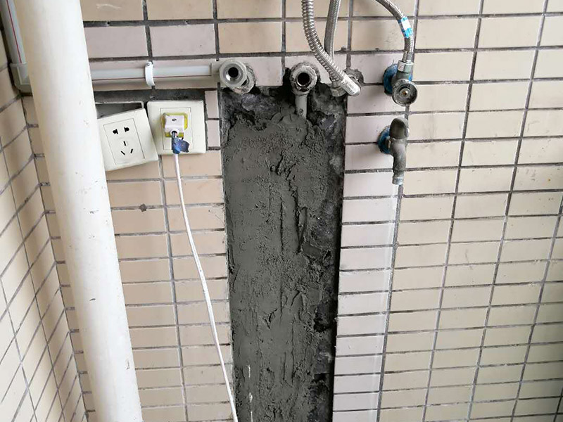 熱水管更換修復：先斷電后取下機殼右端維修蓋,并用手機拍照保存連接線的接線方法。用鉗子等工具拔掉電路的高溫連接線。用扳手取下發(fā)熱管蓋板的五顆螺帽后逆時針旋轉蓋子即可取下發(fā)熱管。將新的發(fā)熱管**密封圈。裝回螺絲的時候要對角固定，否則安裝不平造成漏水。注意：發(fā)熱管折彎一端必須朝向水嘴一方，不然會造成熱水量不足。