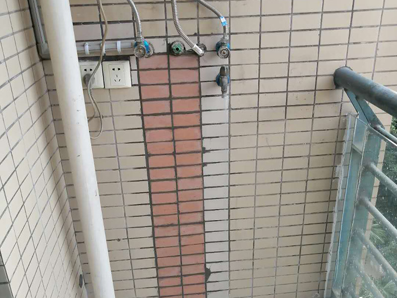 熱水管更換修復：先斷電后取下機殼右端維修蓋,并用手機拍照保存連接線的接線方法。用鉗子等工具拔掉電路的高溫連接線。用扳手取下發(fā)熱管蓋板的五顆螺帽后逆時針旋轉蓋子即可取下發(fā)熱管。將新的發(fā)熱管**密封圈。裝回螺絲的時候要對角固定，否則安裝不平造成漏水。注意：發(fā)熱管折彎一端必須朝向水嘴一方，不然會造成熱水量不足。