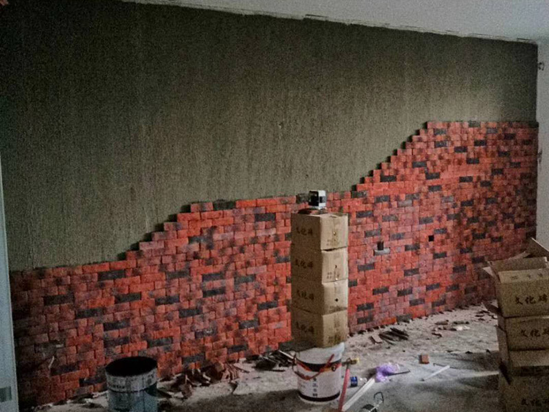 公寓墻面貼磚：首先是要根據(jù)房間的采光、尺寸以及潮濕程度來選擇產(chǎn)品，還要看清楚瓷磚的質(zhì)量以及合格證等等。 要想出色的完成貼磚工作，準(zhǔn)備工作不可少。必須要完整的檢查平整情況，把膩?zhàn)佣肩P掉，才能穩(wěn)固的鋪設(shè)墻磚。 鋪設(shè)墻磚的時候應(yīng)該由下往上貼，但是最底層的磚應(yīng)該要最后一個貼，而且一面墻不能一次性貼完，否則會引起墜落。 鋪磚的工藝其實(shí)是非常重要的，這會直接影響到最后的鋪貼效果。比如工人要把握好水泥砂漿的濕度，太干或者太濕都不行，而且要均勻的涂抹，及時添加或者減少水泥。