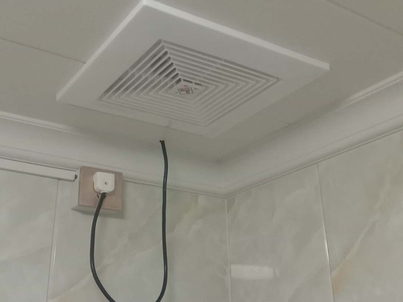 排氣扇安裝：當(dāng)直接安裝在墻壁的孔洞上，將室內(nèi)污濁空氣排往室外或從室外吸進(jìn)新鮮空氣時(shí)，應(yīng)選用百葉窗換氣扇，因此百葉窗式換氣扇又稱隔墻式換氣扇；當(dāng)需要安裝于居室、商場、賓館、辦公室及娛樂場所的玻璃門窗上時(shí)，應(yīng)選用櫥窗式換氣扇；當(dāng)需要安裝換氣扇的場所裝有天花板，而且天花板上有直接排往外部窨的出風(fēng)口時(shí)，可選用天花板式或管道式換氣扇；當(dāng)安裝換氣扇的地方裝有天花板，且天花板止方預(yù)先裝有排往室外的管道時(shí)，應(yīng)該選用管道式換氣扇，利用其較高的風(fēng)壓往外排氣。