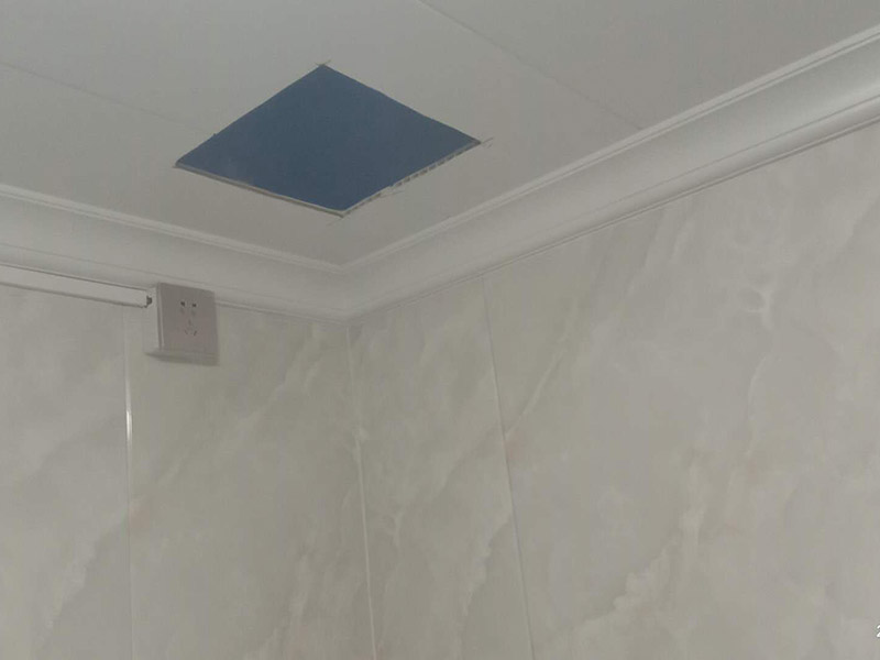 排氣扇安裝：當(dāng)直接安裝在墻壁的孔洞上，將室內(nèi)污濁空氣排往室外或從室外吸進(jìn)新鮮空氣時(shí)，應(yīng)選用百葉窗換氣扇，因此百葉窗式換氣扇又稱隔墻式換氣扇；當(dāng)需要安裝于居室、商場、賓館、辦公室及娛樂場所的玻璃門窗上時(shí)，應(yīng)選用櫥窗式換氣扇；當(dāng)需要安裝換氣扇的場所裝有天花板，而且天花板上有直接排往外部窨的出風(fēng)口時(shí)，可選用天花板式或管道式換氣扇；當(dāng)安裝換氣扇的地方裝有天花板，且天花板止方預(yù)先裝有排往室外的管道時(shí)，應(yīng)該選用管道式換氣扇，利用其較高的風(fēng)壓往外排氣。