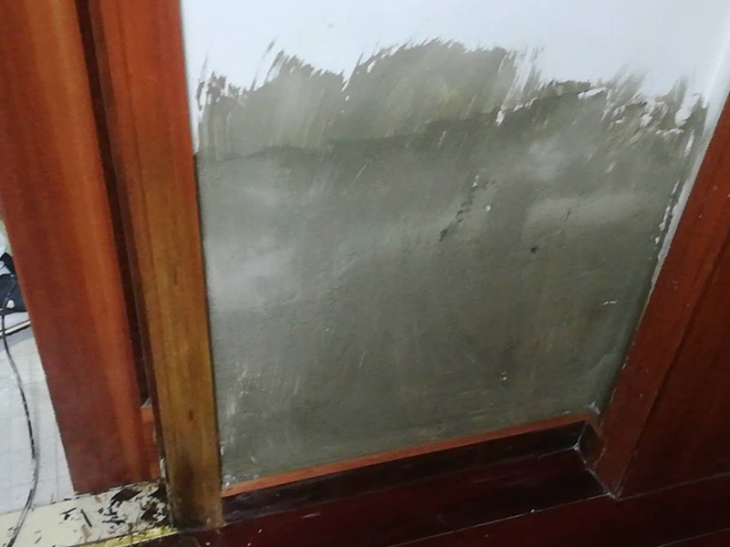 墻面局部改造維修：舊墻的清潔主要是對(duì)墻面原有的裝修和裝飾進(jìn)行清除。一般為對(duì)乳膠漆和膩?zhàn)訉?、木裝修、墻紙等的清除。如果是較新的墻面,墻體的耐水膩?zhàn)涌梢圆槐赝耆P除,可以在用鋼刷和砂紙進(jìn)行打磨后，用乳膠漆重新涂刷。較老舊的要完全鏟除,重新刷上膩?zhàn)印γ娴灼岬耐克⑹菫榱丝箟A防潮、封固基材同時(shí)對(duì)于面漆的質(zhì)感與遮蓋力也有所提高。對(duì)于墻面局部翻新工程，底漆是十分必要的,如果忽略了刷底漆，直接使用面漆的話,一段時(shí)間后墻面容易出現(xiàn)起泡、發(fā)霉等現(xiàn)象。