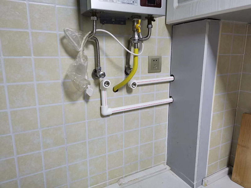 衛(wèi)生間水管更換：安裝PP-R管道最好找專業(yè)公司，不管你的裝修多么豪華高檔，如果你在這方面不舍得用錢就不劃算了。往往管道的暴裂或者堵塞，都會造成水管本身價(jià)格數(shù)十倍、數(shù)百倍甚至不可估量的后果。 選擇一種健康環(huán)保合資格的給水管材。目前大多住宅裝修的水管主要分為：UPVC管、PPR管、襯PVC鍍鋅鋼管、鋁塑管、銅管和不銹鋼管幾類。 安裝后一定要進(jìn)行增壓測試。增壓測試一般是在1.5倍水壓的情況下進(jìn)行,在測試中應(yīng)沒有漏水現(xiàn)象。 選擇給水管道的敷設(shè)方式。管道的敷設(shè)分為明裝和暗裝，但哪種安裝方式更適合室內(nèi)給水管道的敷設(shè)呢?明裝是管道在室內(nèi)沿墻、梁、柱、天花板下、地板旁外露敷設(shè)，其優(yōu)點(diǎn)是造價(jià)低、施工安裝和維護(hù)修理均方便。缺點(diǎn)是由于管道表面積灰、產(chǎn)生凝水等，影響環(huán)境衛(wèi)生。暗裝是管道在房內(nèi)的地面、吊頂下或在管井、管槽、管溝中隱蔽敷設(shè),暗裝的優(yōu)點(diǎn)是衛(wèi)生條件較好、美觀。缺點(diǎn)是工程投資費(fèi)用高，施工和維修均不方便。由于它是隱蔽工程，如果選用的飲用水管或施工出現(xiàn)問題而導(dǎo)致漏水，那后果較為嚴(yán)重，全新裝修可能毀于一旦。 