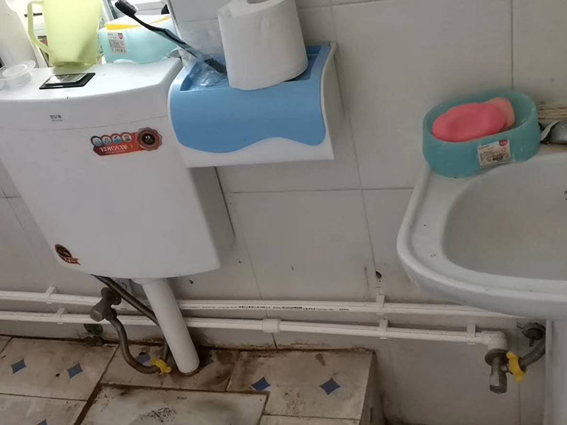 衛(wèi)生間水管更換：安裝PP-R管道最好找專業(yè)公司，不管你的裝修多么豪華高檔，如果你在這方面不舍得用錢就不劃算了。往往管道的暴裂或者堵塞，都會造成水管本身價(jià)格數(shù)十倍、數(shù)百倍甚至不可估量的后果。 選擇一種健康環(huán)保合資格的給水管材。目前大多住宅裝修的水管主要分為：UPVC管、PPR管、襯PVC鍍鋅鋼管、鋁塑管、銅管和不銹鋼管幾類。 安裝后一定要進(jìn)行增壓測試。增壓測試一般是在1.5倍水壓的情況下進(jìn)行,在測試中應(yīng)沒有漏水現(xiàn)象。 選擇給水管道的敷設(shè)方式。管道的敷設(shè)分為明裝和暗裝，但哪種安裝方式更適合室內(nèi)給水管道的敷設(shè)呢?明裝是管道在室內(nèi)沿墻、梁、柱、天花板下、地板旁外露敷設(shè)，其優(yōu)點(diǎn)是造價(jià)低、施工安裝和維護(hù)修理均方便。缺點(diǎn)是由于管道表面積灰、產(chǎn)生凝水等，影響環(huán)境衛(wèi)生。暗裝是管道在房內(nèi)的地面、吊頂下或在管井、管槽、管溝中隱蔽敷設(shè),暗裝的優(yōu)點(diǎn)是衛(wèi)生條件較好、美觀。缺點(diǎn)是工程投資費(fèi)用高，施工和維修均不方便。由于它是隱蔽工程，如果選用的飲用水管或施工出現(xiàn)問題而導(dǎo)致漏水，那后果較為嚴(yán)重，全新裝修可能毀于一旦。 