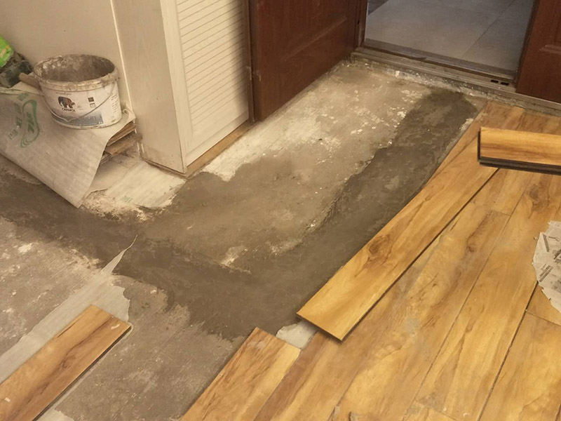 入戶門鋪地板：1、先對地面進(jìn)行找平，水平的誤差不能超過2毫米。地面要是不平，腳感就不好。再就是將邊、角部位等突起或有不平的地方進(jìn)行局部修整。再鋪防潮層，防潮層可以防止以后地板受潮。鋪平，接縫處要并攏。  2、然后就是安裝地板了，因為地板是要錯落安裝的，先預(yù)鋪一下，將部分地板一分為二，要按尺寸來鋸，萬一鋸多了，地板損耗就大了。因為地板有一定的膨脹率，因此鋪裝前要在其與墻面接觸的部位預(yù)留膨脹縫，以免地板起鼓。膨脹縫的大小一般和地板的膨脹系數(shù)有關(guān)系。粘合地板的膠水要用強(qiáng)化地板專用的，這種膠的污染比較小。不要隨便在市場上選非地板專用膠，地板本身就存在的污染上再增加污染源。  3、鋪前看好地板是否用對，再鋪設(shè)地板。在鋪設(shè)時，要一塊短的旁邊鋪一塊長的，這樣交叉鋪設(shè)地板就咬得住不易松動，地板拼合后還要用工具敲緊。再下來就是銜接了，一般用地板壓條掩蓋。但也有用玻璃膠填充。