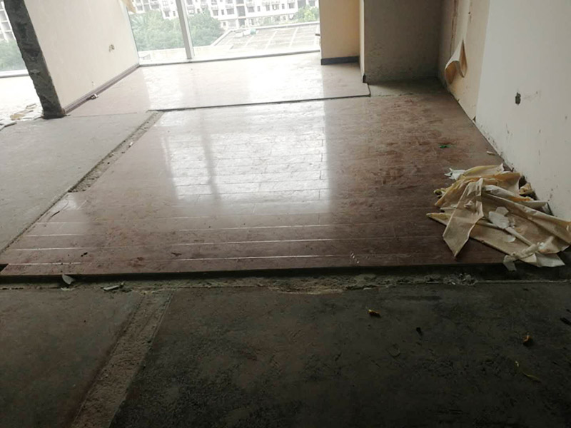 老房子舊地板拆除:如果家中地面鋪設(shè)是復(fù)合木地板，那其拆除的工藝相對而言就會比較簡單。首先要把要拆除地面的家具移到別處，然后再用平口螺絲刀把踢腳線撬開，再順著踢腳線邊緣把墻角的地板撬開并拆掉。拆除時，這塊地板可能會破損，但是其它地板就不會破損，還可以完整拆除。如果復(fù)合地板帶有鎖扣結(jié)構(gòu)，那拆除時就要順應(yīng)地板的長邊抽出，這樣拆除會比較輕松。然后再把地板下防潮氈揭開，這時底層可能會有些潮濕，所以要打開窗戶通風(fēng)，讓其地面干燥后方可鋪設(shè)新地板。 如果家中鋪設(shè)的是實木地板，那拆除工藝就會比較負責(zé)。要先拆除踢腳線，然后再從墻角邊緣開始拆除，還要使用到起釘錘，用這個把木地板撬起抽出。因為實木地板安裝時，是安裝在木龍骨上的，所以在撬起木地板時會有一定的彈性，施工難度比較大，而且還不能使用切割機。因為使用切割機的話，會破壞地面，還會和固定木龍骨的膨脹螺栓產(chǎn)生火花。